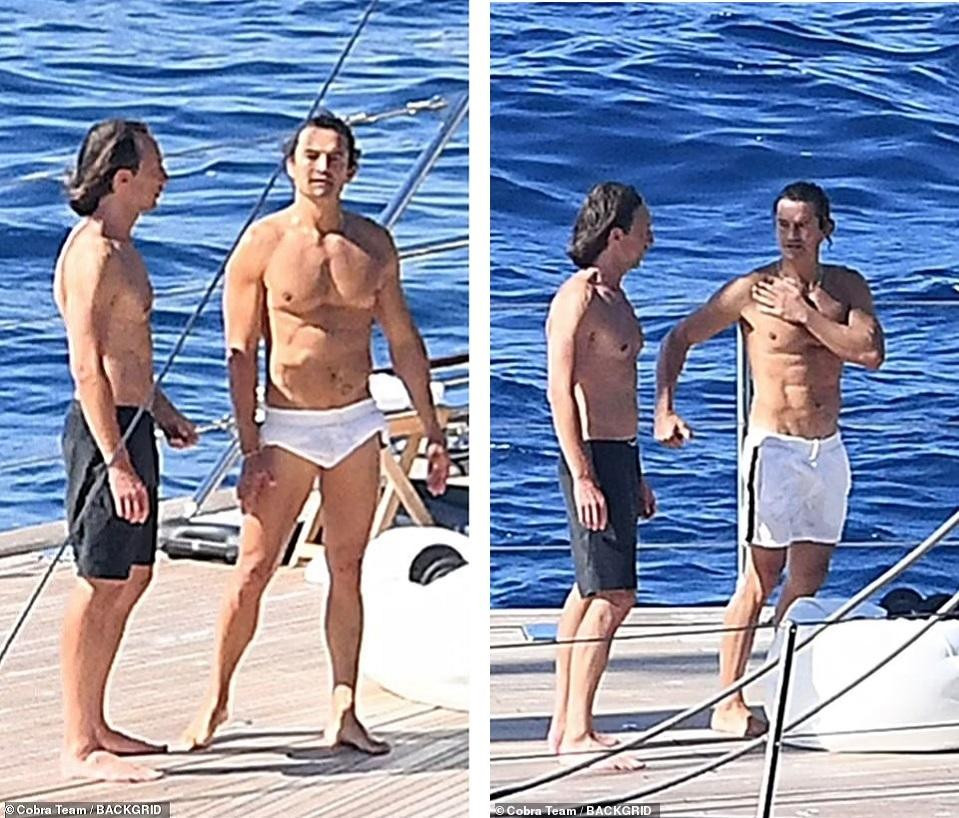 Trong khi đó, tài tử &quot;Chúa nhẫn&quot; vẫn giữ được phong độ ở tuổi 45. Cánh săn ảnh chụp được những hình ảnh Orlando để trần khoe cơ bắp rắn rỏi trên du thuyền.