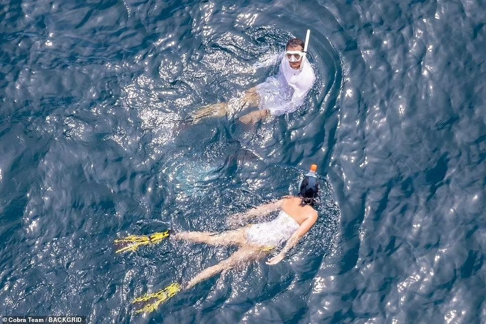 Hai ngôi sao Hollywood cùng nhau lặn biển, chơi đùa trên biển như những cặp đôi mới yêu.