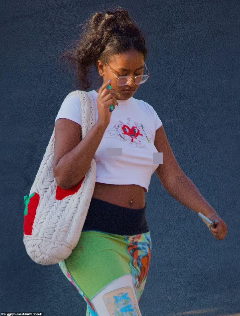 Theo Daily Mail, Sasha vừa bước ra khỏi tiệm làm nail ở khu Silver Lake, có vẻ như cô muốn &quot;tút tát&quot; lại bản thân trước khi bắt đầu năm học cuối cùng với tư cách sinh viên. Không hiểu vì lý do gì, Sasha trông khá ủ rũ, buồn bã.