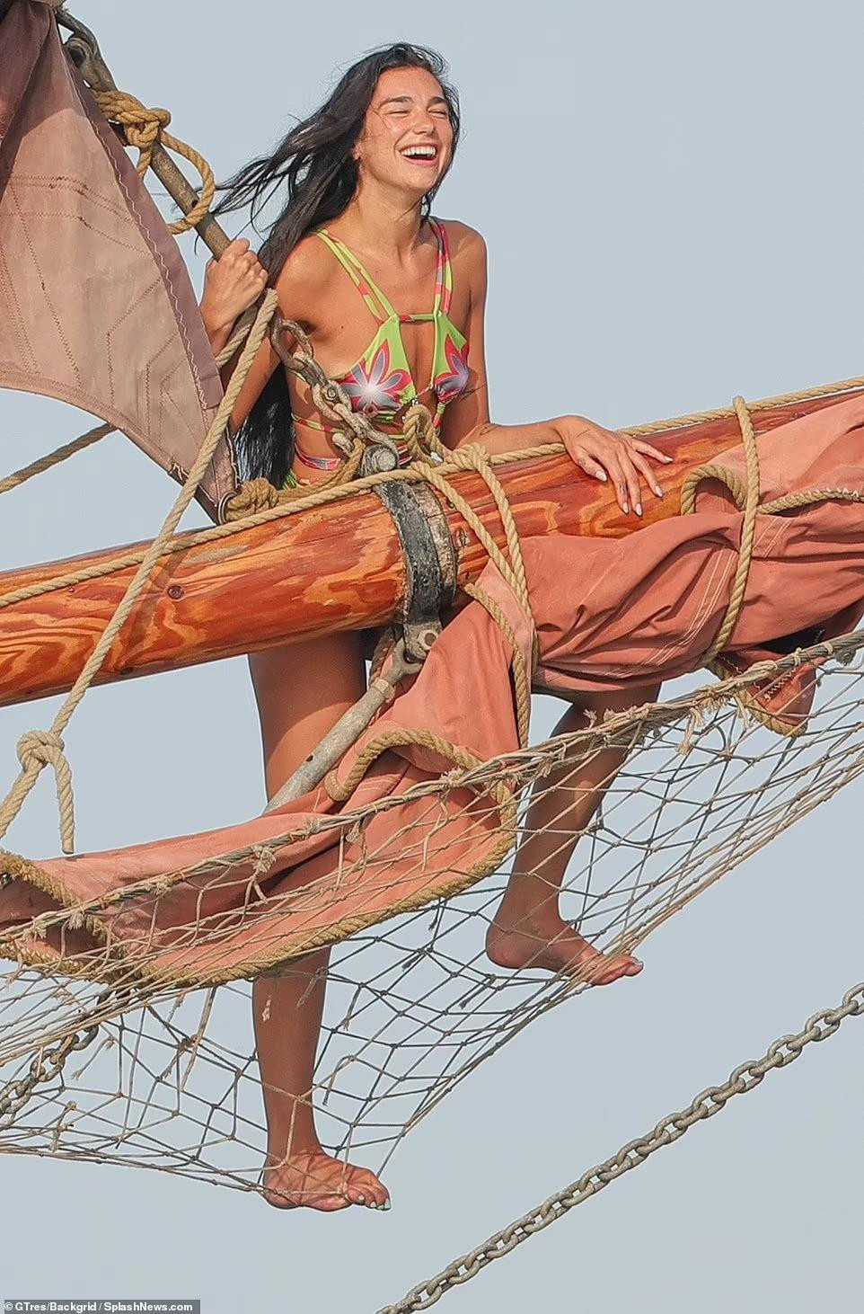 Dua Lipa tự tin để mặt mộc khoe làn da nâu mịn màng, khỏe mạnh và nụ cười rạng rỡ.