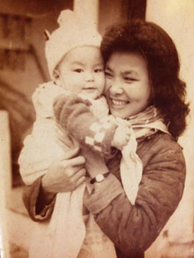 Nhà thơ Xuân Quỳnh và con trai Lưu Tuấn Anh khi còn bé (Ảnh: Tư liệu).