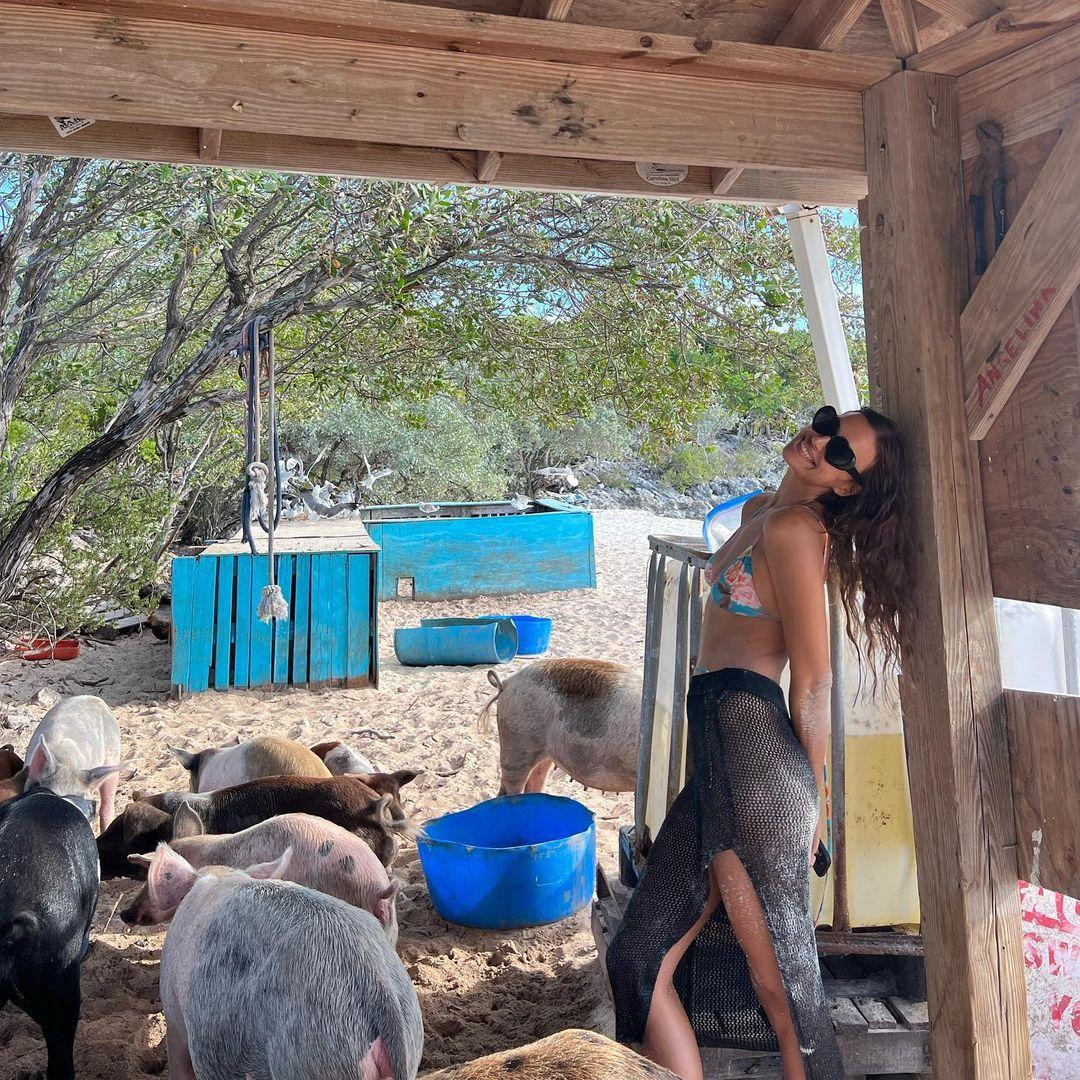 Irana rạng rỡ tạo dáng sexy trong nhà gỗ, xung quanh là rất nhiều lợn - một trong những điểm đặc trưng nhất của Bahamas.