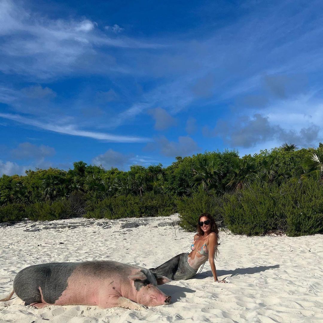 Ngoài Bradley, tin đồn tình ái gần nhất của Irina là với rapper tỷ phú Kanye West. Dù hai bên không xác nhận nhưng mối quan hệ đó chỉ kéo dài trong vài tháng hồi giữa năm ngoái. Trong khi đó, hồi tháng 7, Bradley được cho là đang hẹn hò Huma Abedin, trợ lý hàng đầu của bà Hillary Clinton và là vợ cũ của cựu thành viên Hạ viện Mỹ Anthony Weiner. Thông tin này cũng chưa được xác thực.