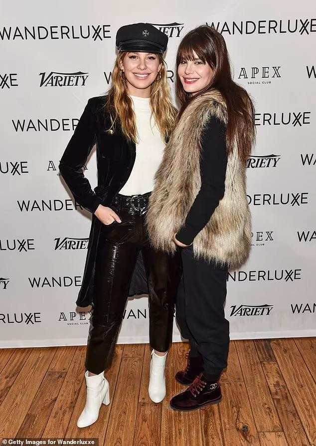 Camila và Lucila chụp ảnh cùng nhau tại Liên hoan phim Sundance 2018.