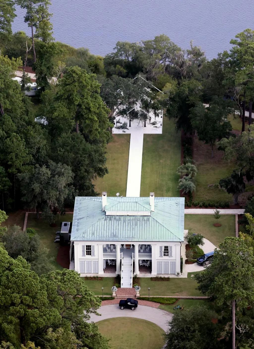 Đám cưới diễn ra tại khu đất rộng hơn 35 ha của chú rể ở Riceboro, Georgia.