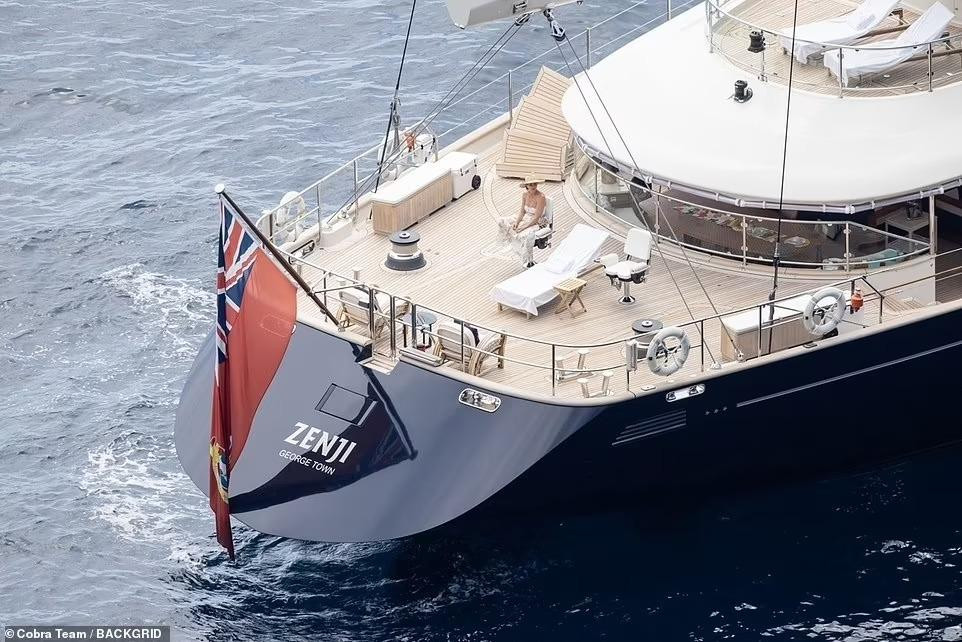 Cặp đôi rất chịu chi cho chuyến du lịch lần này. Họ thuê cả một du thuyền sang trọng với giá 225.000 USD/tuần (5,2 tỷ đồng).