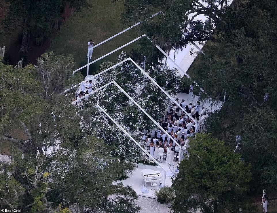 Dàn khách mời gồm những cái tên hạng A Hollywood như tài tử Matt Damon và vợ Luciana Barroso, đạo diễn Kevin Smith, nam diễn viên Jason Mewes, MC Jimmy Kimmel... vợ cũ của Affleck, Jennifer Garner, không đến vì có lịch trình quay phim ở Texas. Em trai của Affleck, Casey, cũng vắng mặt.