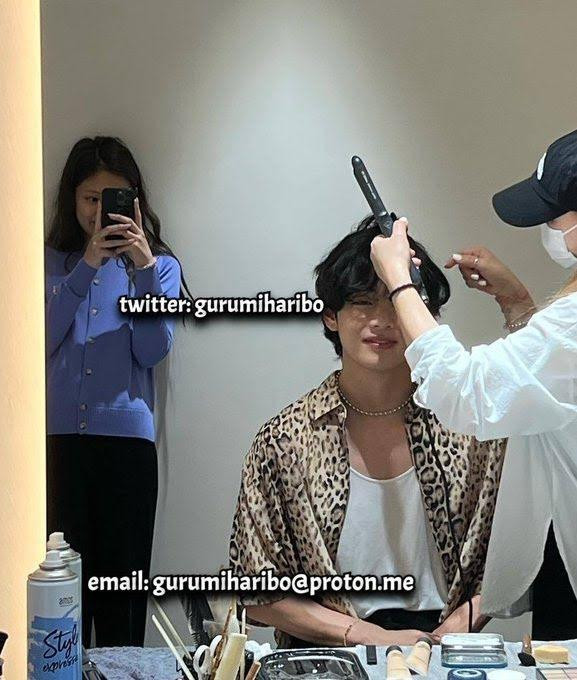 Bức ảnh khiến tin đồn Jennie và V hẹn họ "sống dậy". Bức ảnh khiến tin đồn Jennie và V hẹn họ "sống dậy".