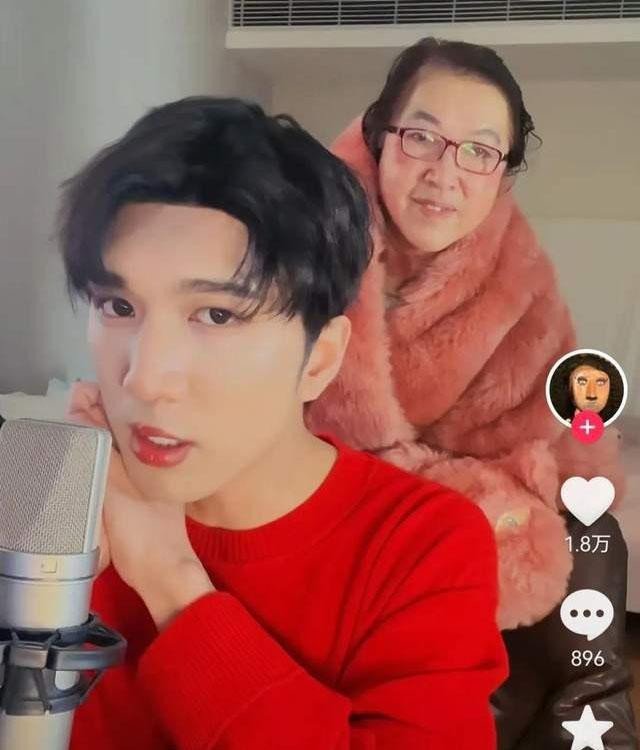 Hàn Bội Tuyền có hoàn cảnh gia đình đáng thương, mẹ bỏ rơi, cha qua đời vì bạo bệnh, sống với bà nội từ nhỏ. Hàn Bội Tuyền có hoàn cảnh gia đình đáng thương, mẹ bỏ rơi, cha qua đời vì bạo bệnh, sống với bà nội từ nhỏ.