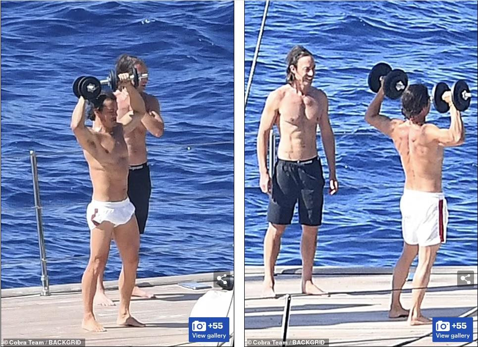 Ngôi sao sinh năm 1977 vẫn duy trì thói quen tập tạ dù đang đi nghỉ dưỡng.