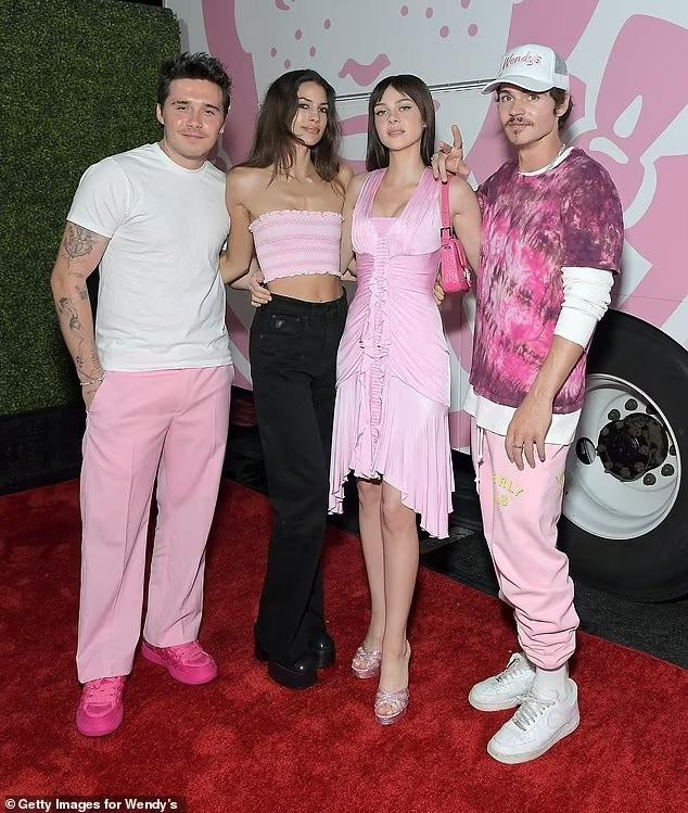 Tham gia sự kiện còn có anh trai của Nicola, Will Peltz (36 tuổi) và người yêu lâu năm Kenya Kinski-Jones (29 tuổi).