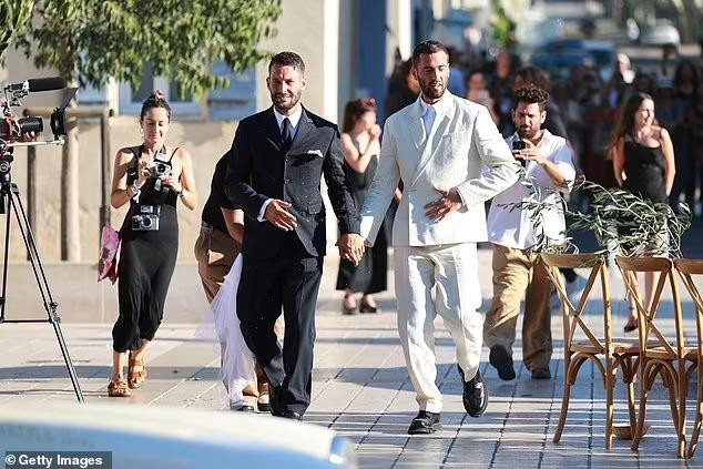 Hai nhân vật chính của hôn lễ. Simon và Marco đã đăng ký kết hôn vào tháng 6/2021, nhưng do đại dịch COVID-19 nên đến bây giờ mới tổ chức đám cưới. Simon là ông chủ của thương hiệu thời trang Jacquemus, có trụ sở tại Paris, với khách hàng quen thuộc là Bella Hadid hay Kendall Jenner. Trong khi đó, Marco làm ở mảng truyền thông kỹ thuật số. Cặp đôi hẹn hò trong 4 năm trước khi quyết định gắn kết với nhau bằng hôn thú.