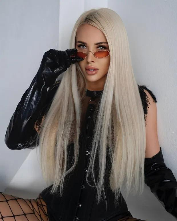 Anastasia Kochervey được tìm thấy đã chết trên sông trong tình trạng chỉ mặc nội y. Anastasia Kochervey được tìm thấy đã chết trên sông trong tình trạng chỉ mặc nội y.