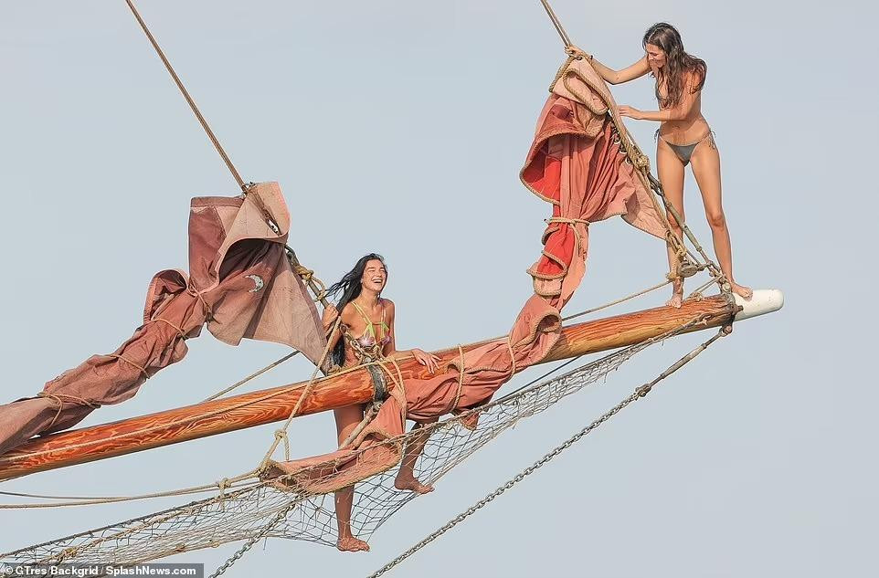 Người đẹp 9x khiến dân mạng "thót" tim khi chơi trò nhảy cầu trên biển. Cụ thể hơn, cô cùng bạn bè leo lên cột buồm cao rồi nhảy xuống biển mà không sử dụng bất kỳ món đồ bảo hộ nào, kể cả áo phao.