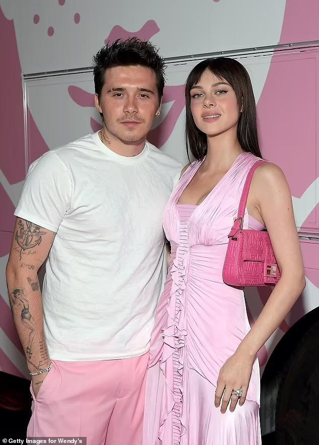 Đôi vợ chồng trẻ diện trang phục màu hồng pastel theo phong cách ngọt ngào, lãng mạn. Món phụ kiện nổi bật nhất là nhẫn cưới kim cương "khủng" trên tay của Nicola.