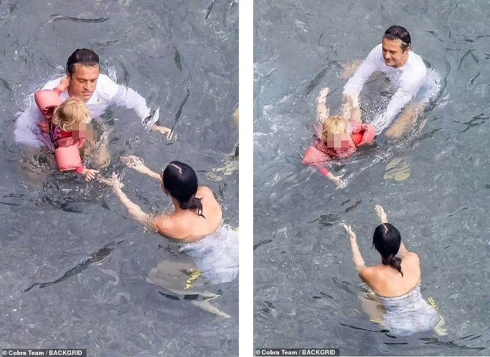 Katy Perry và Orlando Bloom đang tận hưởng kỳ nghỉ cuối hè ở Positano, Ý, cùng bạn bè. Mới đây, cặp đôi đình đám được nhìn thấy dạy con gái đầu lòng Daisy Dove tập bơi trên biển. Được biết, chuyến đi diễn ra vào đúng dịp sinh nhật 2 tuổi của bé Daisy Dove (26/8).