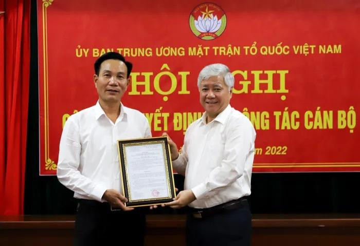 Chủ tịch Đỗ Văn Chiến trao Quyết định bổ nhiệm ông Nguyễn Minh Phú giữ chức Phó Giám đốc Trung tâm Bồi dưỡng cán bộ và Nghiên cứu khoa học MTTQ Việt Nam. Ảnh: ĐĐK