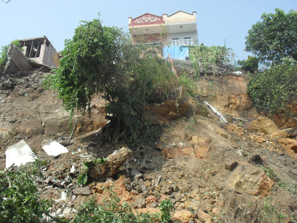 Hàng trăm tấn đất đá, cây lâu năm rơi xuống vực sau vụ sạt lở.