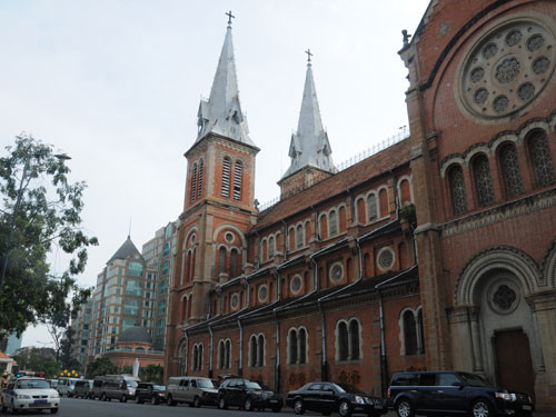 Dàn xe tháp tùng ngoại trưởng Mỹ đậu bên hông nhà thờ