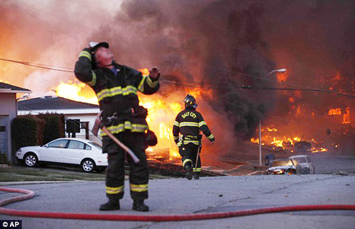 Lực lượng cứu hỏa hối hả làm việc để khống chế đám cháy đang lan rộng dữ dội - Ảnh: AP