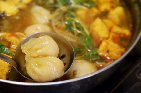 Há cảo loại đặc biệt dùng để chế biến lẩu ốc có lớp vỏ trắng dày, dai mướt như bánh bột lọc; bên trong là nhân thịt băm đậm đà.. Há cảo loại đặc biệt dùng để chế biến lẩu ốc có lớp vỏ trắng dày, dai mướt như bánh bột lọc; bên trong là nhân thịt băm đậm đà.