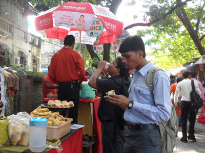Thức ăn vỉa hè ở Mumbai rất rẻ. Ảnh: Huyền chíp