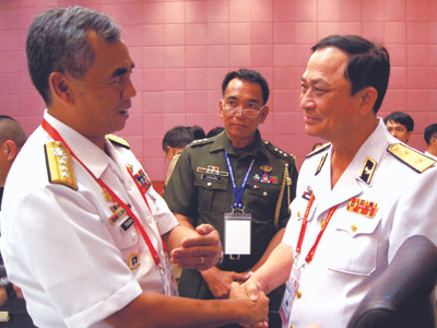 Phó đô đốc Nguyễn Văn Hiến (phải) và đồng cấp người Philippines trao đổi tại hội nghị Ảnh: Nguyễn Minh