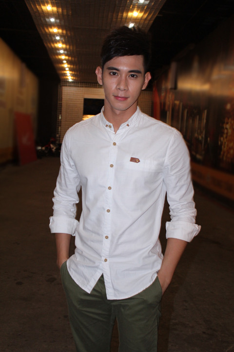 Ca sĩ Hồ Vĩnh Khoa đến tham gia chương trình với tư cách người mẫu khách mời trình diễn BST của nhà thiết kế Hà Nhật Tiến. Ca sĩ Hồ Vĩnh Khoa đến tham gia chương trình với tư cách người mẫu khách mời trình diễn BST của nhà thiết kế Hà Nhật Tiến