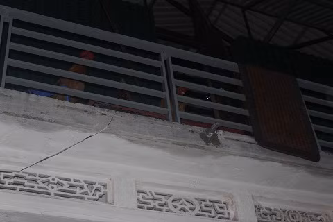 Nuôi gà trên tầng hai tránh lũ 