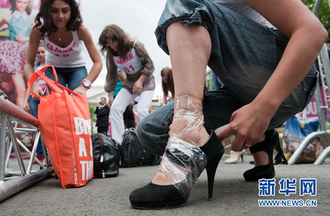 Trước khi cuộc thi bắt đầu, những người đẹp gia cố cho đôi giày của mình vững chắc hơn