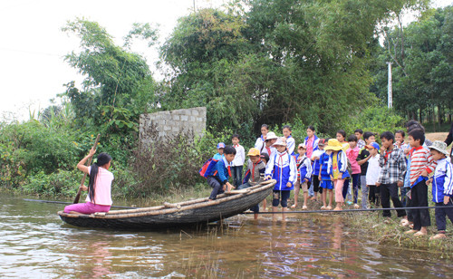 Những chiếc thuyền được đan sít từ tre, có ken sơn cho nước khỏi vào, người dân dùng đánh cá, giờ trở thành phương tiện đi lại của học trò nơi đây