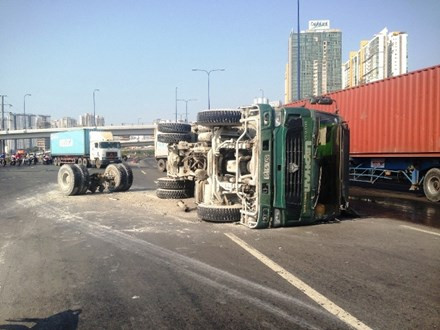 BẢN TIN ATGT: 50 tấn sỏi đá đè chết 2 người trong ôtô ảnh 3