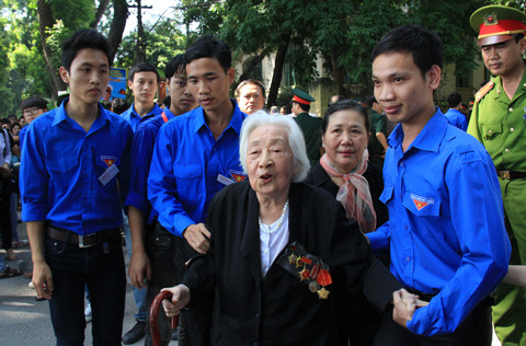 Sinh viên tình nguyện giúp một cụ già qua đường đến thăm, viếng nhà Đại tướng Võ Nguyên Giáp