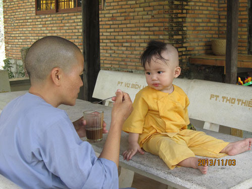 Cũng như Bo, Bin vẫn còn rất nhỏ, mỗi khi ăn hay uống đều cần có người đút