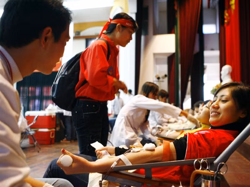 Nét mặt rạng ngời khi được hiến máu cứu người của một nữ sinh. Ảnh : Hồng Vĩnh