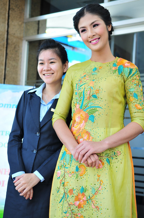 Hiền Thục Hoa hậu Ngọc Hân. "Nữ hoàng nội y" Ngọc Trinh Ca sĩ Phương Linh Hot girl Chi Pu Trúc Diễm Yến Trang Hot girl Kelly "Công chúa bong bóng" Bảo Thy Elly Trần Kim Hiền Trương Ngọc Ánh Hot girl Midu Dương Yến Ngọc Hồ Ngọc Hà Siêu mẫu Trang Trần Hot girl Huyền Lizze Jenifer Phạm "Bà mẹ nhí" Phương Trinh. Bảo Trân