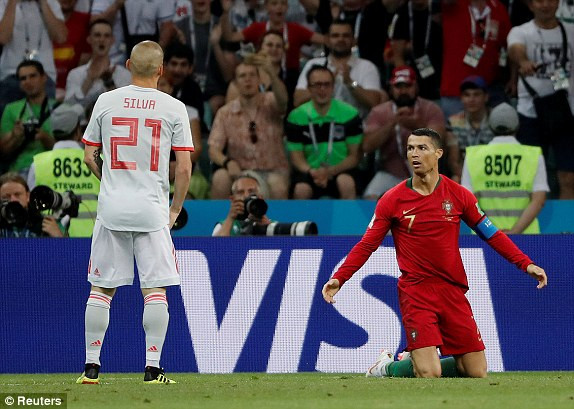 Tây Ban Nha 3-3 Bồ Đào Nha: Cú hat-trick ấn tượng của C.Ronaldo ảnh 14