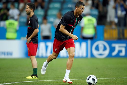 Tây Ban Nha 3-3 Bồ Đào Nha: Cú hat-trick ấn tượng của C.Ronaldo ảnh 10