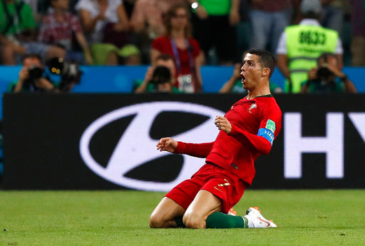 Tây Ban Nha 3-3 Bồ Đào Nha: Cú hat-trick ấn tượng của C.Ronaldo ảnh 20