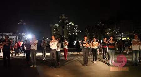 ...và tham gia vũ điệu flashmob 