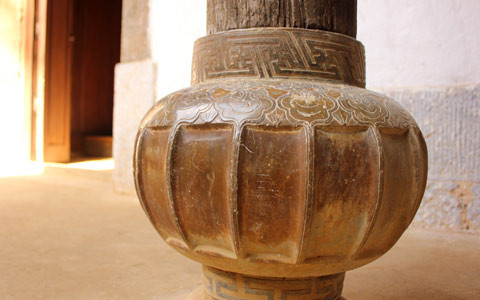 Nổi bật trong kiến trúc, điêu khắc trong ngôi dinh thự là ảnh hưởng nặng nề của thuốc phiện. Những vì kèo được khắc họa hình hoa anh túc. Một trong nhiều họa tiết khắc họa rõ hình hoa thuốc phiện - loài cây điển hình trong một thời kỳ ở vùng cao nguyên đá. Trong khu dinh thự họ Vương, các phiến đá kê cột nhà đều được tiện, gọt thành hình quả thuốc phiện. Sau khi mài nhẵn, chúng đều được dùng những đồng bạc trắng đánh cho bóng loáng, biến màu đá trắng thành màu đồng thau, gần như màu quả thuốc phiện đã phơi khô. Họa tiết trang trí trên đầu đao kèo nhà được tiện hình quả thuốc phiện. Kho thuốc phiện được Vua Mèo Vương Chính Đức cho xây dựng phía bên trái ngôi dinh thự dùng để cất trữ thuốc phiện - một biểu tượng quyền lực của quý tộc Mông. Phía trong căn hầm Vua Mèo dùng để chứa thuốc phiện. Chiếc bể tắm được đục đẽo công phu hình bán nguyệt từ đá nguyên khối mà tương tuyền vốn là bể tắm sữa dê cho bà vợ thứ nhất của vua Mèo. Vua Mèo Vương Chính Đức và đại gia đình quý tộc của ông.