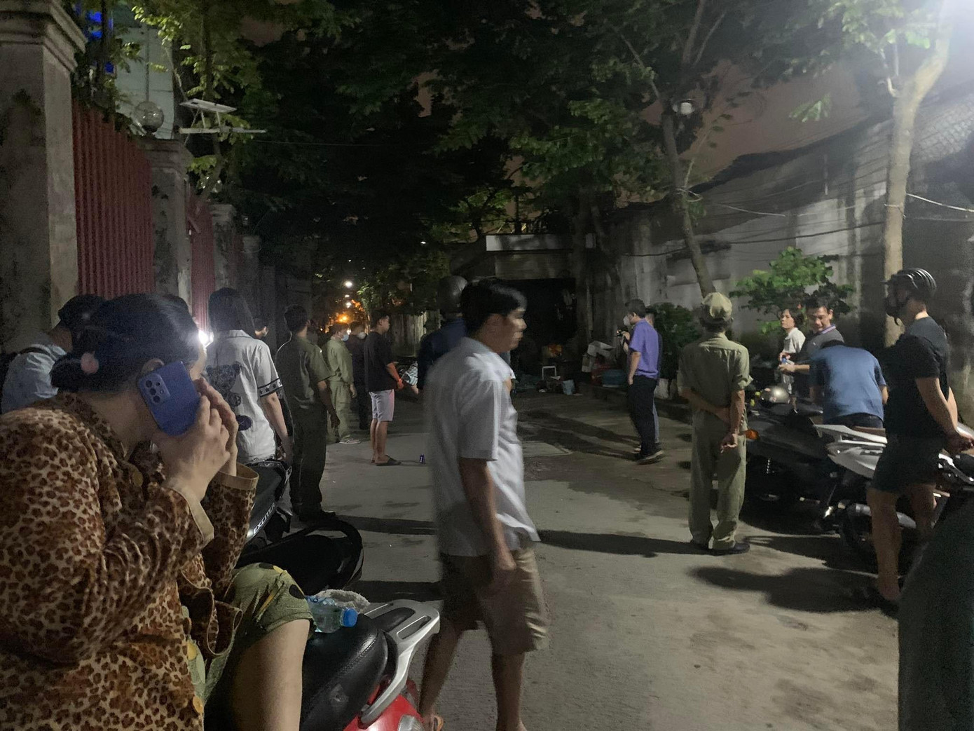 Cơ quan chức năng phong tỏa, khám nghiệm hiện trường vụ án mạng.