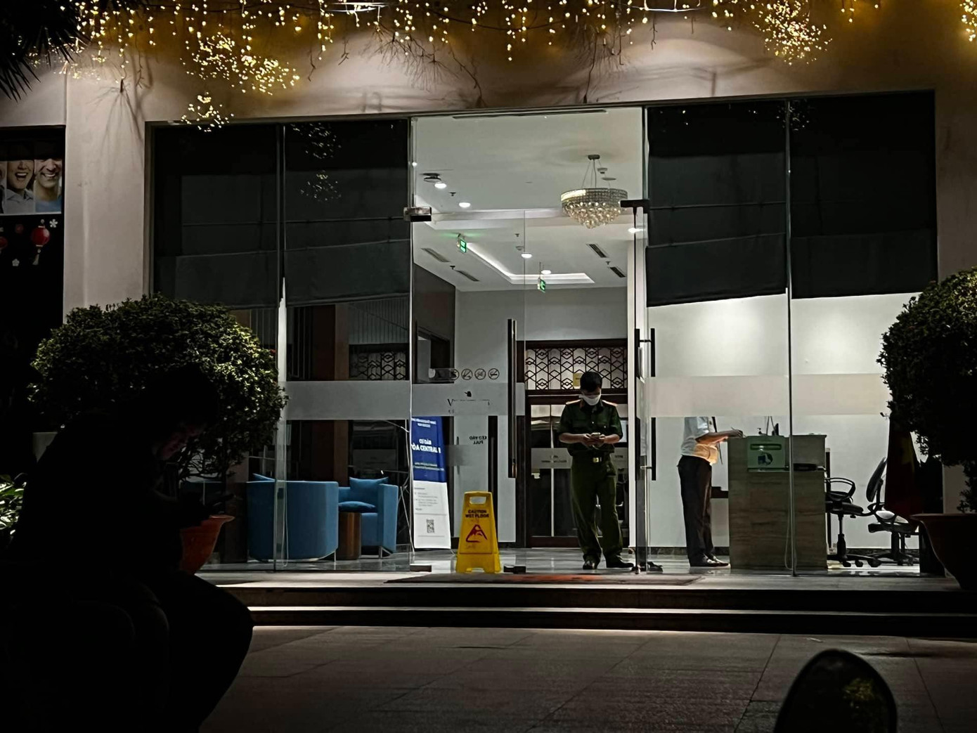 Lực lượng chức năng có mặt ở khu vực tòa nhà chung cư nơi xảy ra vụ việc.