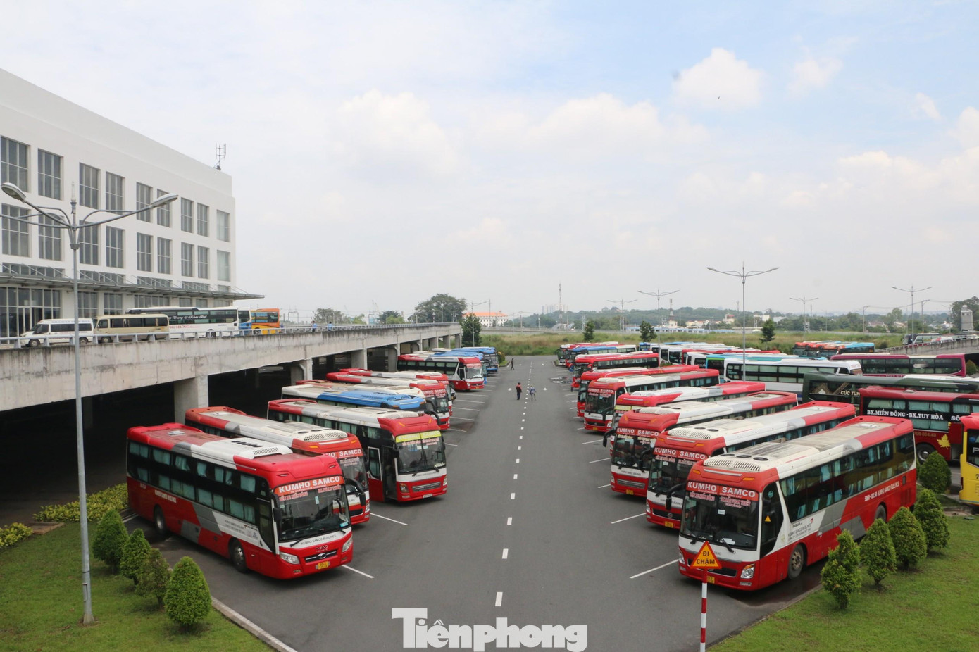 Trước đó, trong giai đoạn 1, đã có 22 tuyến chạy trên cự ly từ tỉnh Quảng Trị ra Bắc (từ 1.100km trở lên) chuyển về bến xe mới. Như vậy, từ ngày 11/10, sẽ có hơn 100 tuyến xe khách liên tỉnh đưa đón khách ở bến xe mới (cách bến xe cũ khoảng 20km). Trước đó, trong giai đoạn 1, đã có 22 tuyến chạy trên cự ly từ tỉnh Quảng Trị ra Bắc (từ 1.100km trở lên) chuyển về bến xe mới. Như vậy, từ ngày 11/10, sẽ có hơn 100 tuyến xe khách liên tỉnh đưa đón khách ở bến xe mới (cách bến xe cũ khoảng 20km).