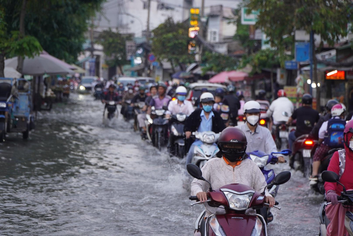 Tại đường Trần Xuân Soạn (quận 7), mực nước dâng cao làm hơn 500 mét đường bị ngập sâu.