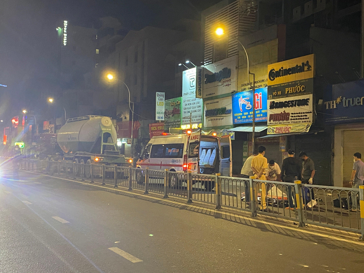 Xe cấp cứu đưa nạn nhân rời hiện trường vụ tai nạn.