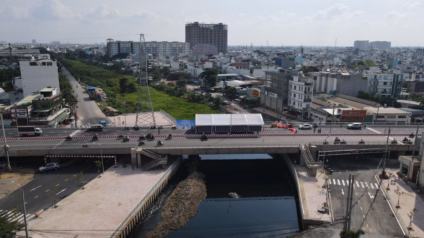 Tổng thể cầu Bưng nìn từ trên cao. Tổng thể cầu Bưng nìn từ trên cao.