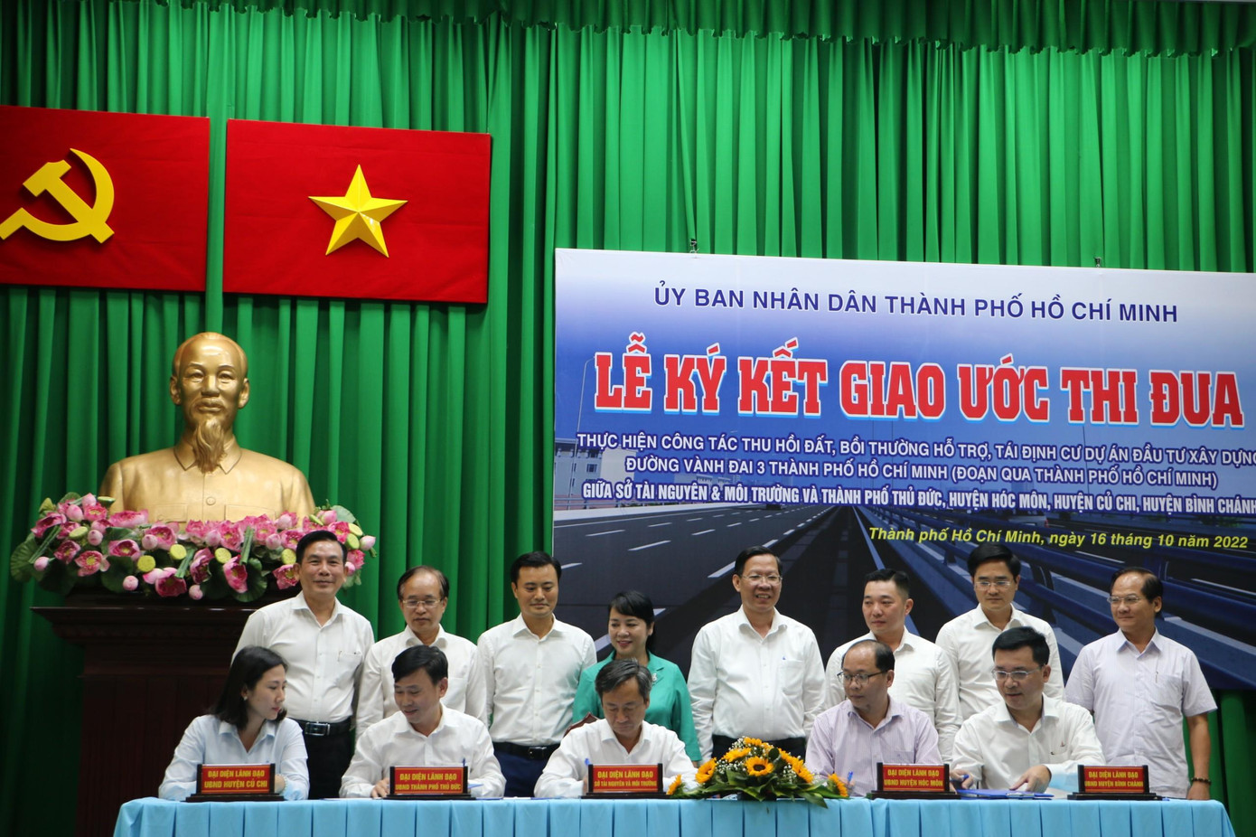 Đại diện Sở TN&amp;MT cùng đại diện UBND TP Thủ Đức và các huyện Hóc Môn, Củ Chi, Bình Chánh ký kết giao ước thi đua dưới sự chứng kiến của lãnh đạo UBND TPHCM.