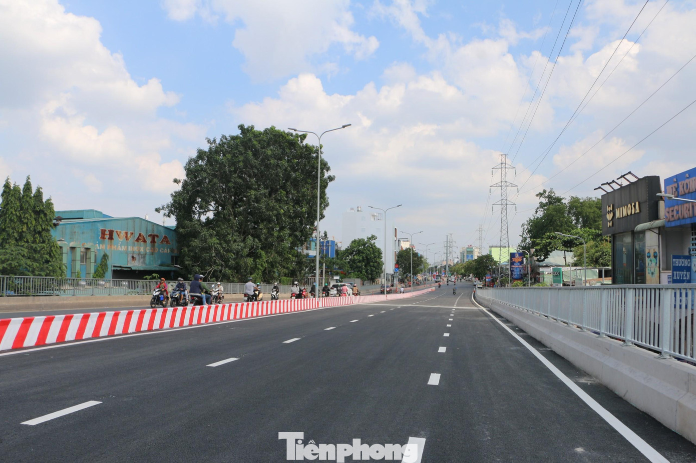 Mặt cầu rộng, có 3 làn đường.