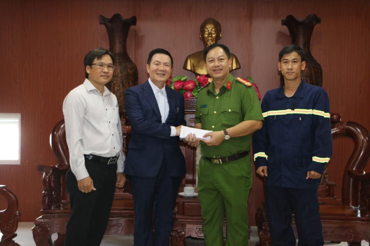 Ông Phan Thanh Hào (thứ hai từ trái sang) gửi lời cảm ơn và trao hỗ trợ 100 triệu đồng đến đại diện lực lượng Cảnh sát PCCC Công an TPHCM. Ảnh: Hữu Huy Ông Phan Thanh Hào (thứ hai từ trái sang) gửi lời cảm ơn và trao hỗ trợ 100 triệu đồng đến đại diện lực lượng Cảnh sát PCCC Công an TPHCM. Ảnh: Hữu Huy